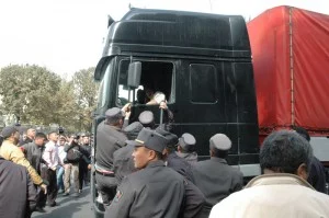 Изображение 3 для В Кыргызстане митингующие требуют отставки премьер-министра и национализации золотоносного рудника